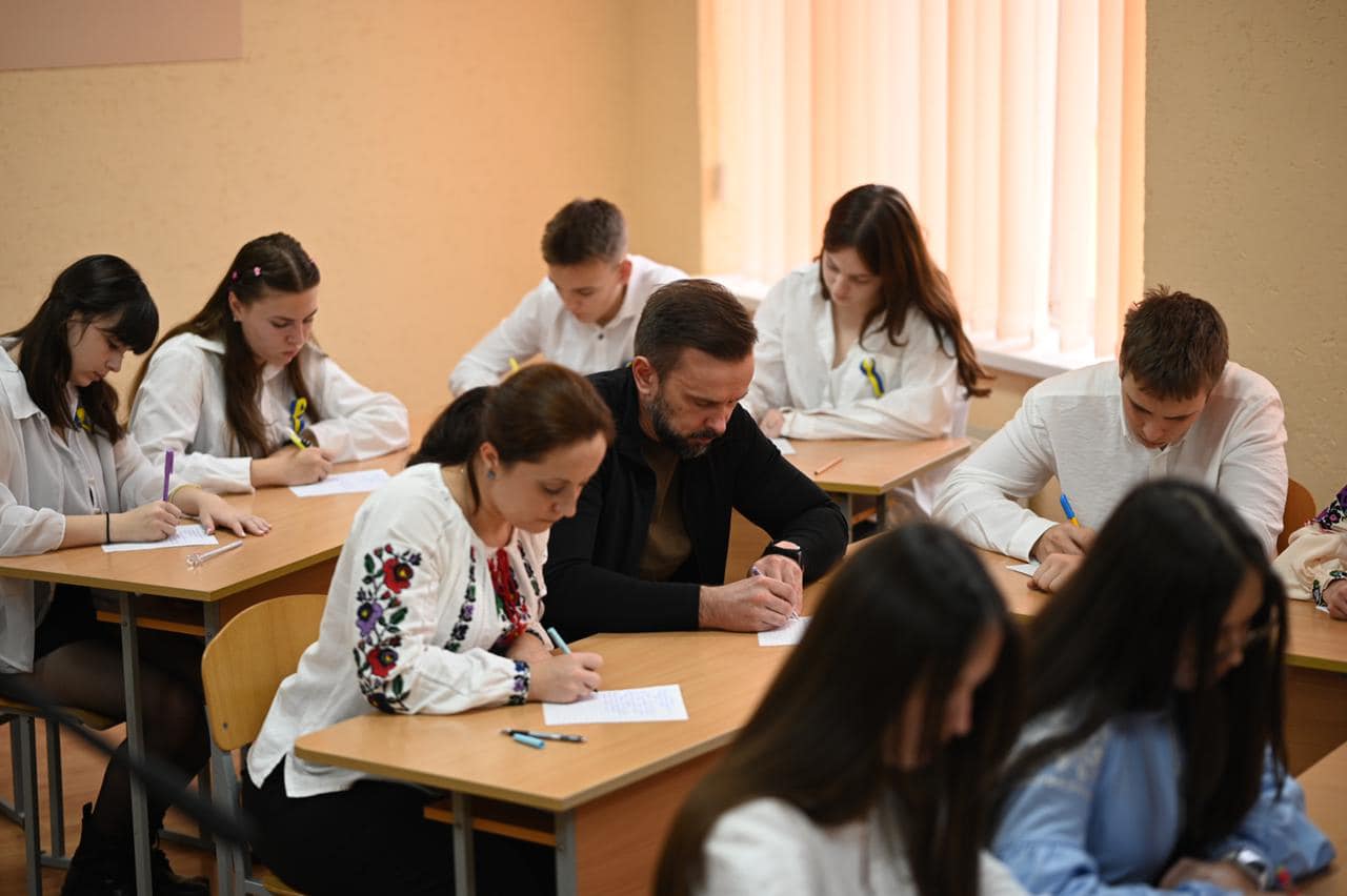 У День української писемності та мови писали диктант разом!