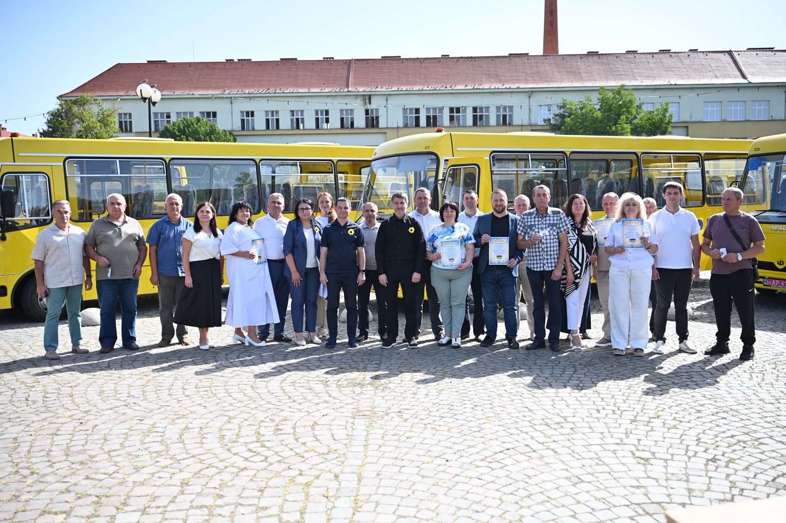 Перші особи краю вручили шести громадам області нові шкільні автобуси