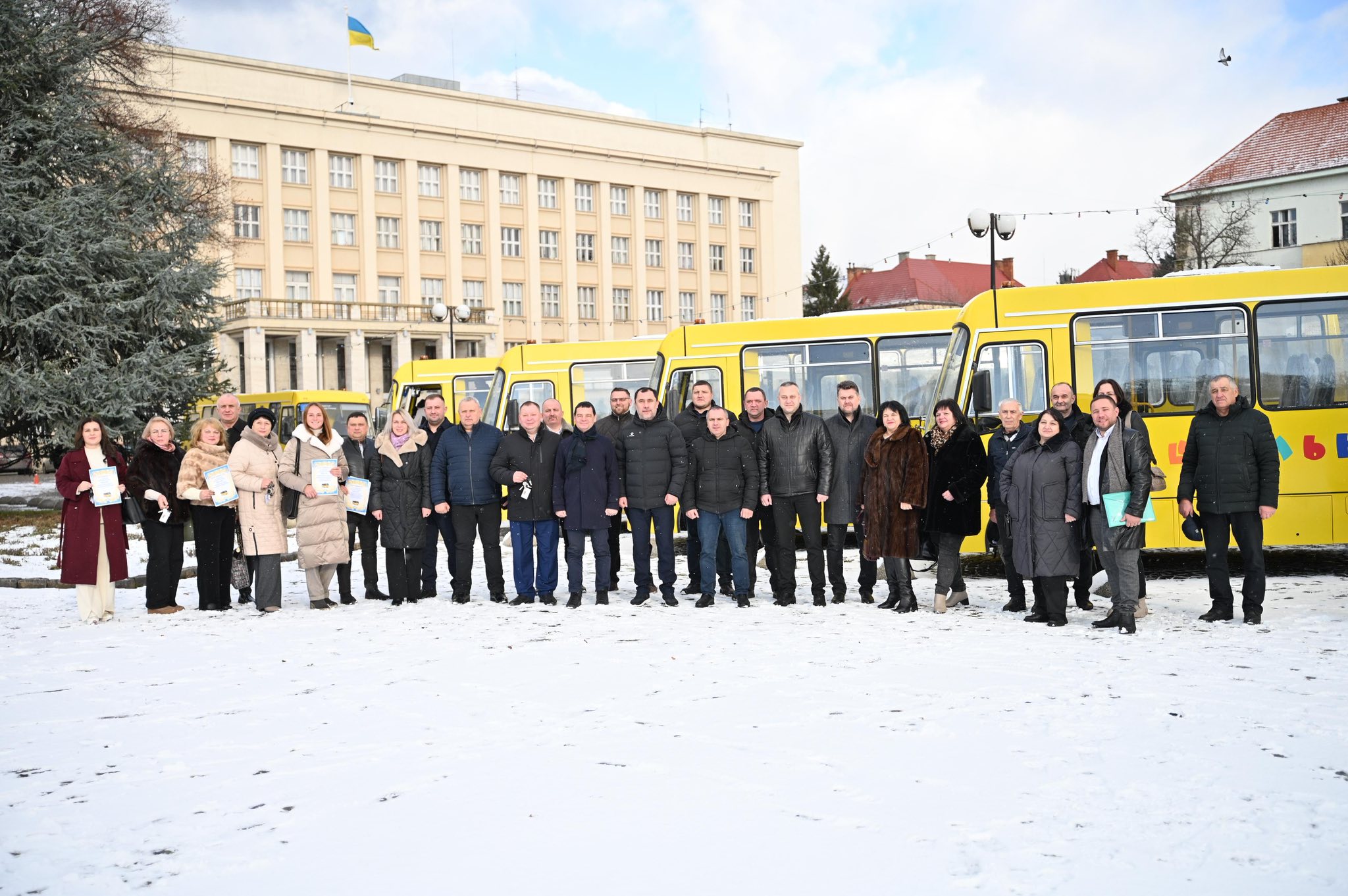 Закарпатські школи отримали ще 9 нових шкільних автобусів