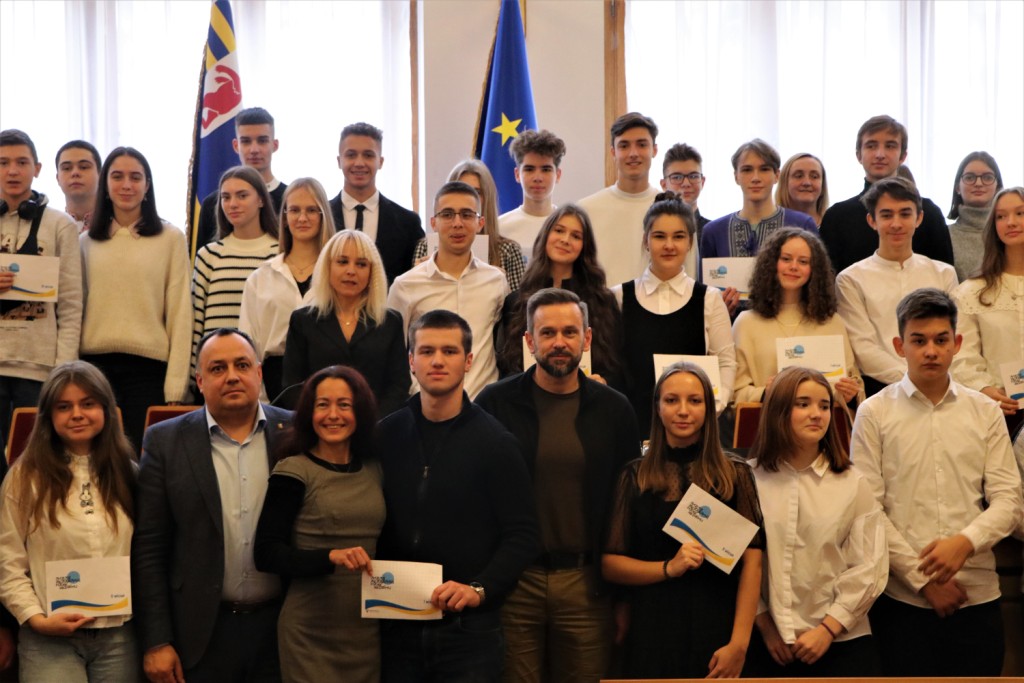 Обдарованих учнів Ужгорода відзначили обласними преміями