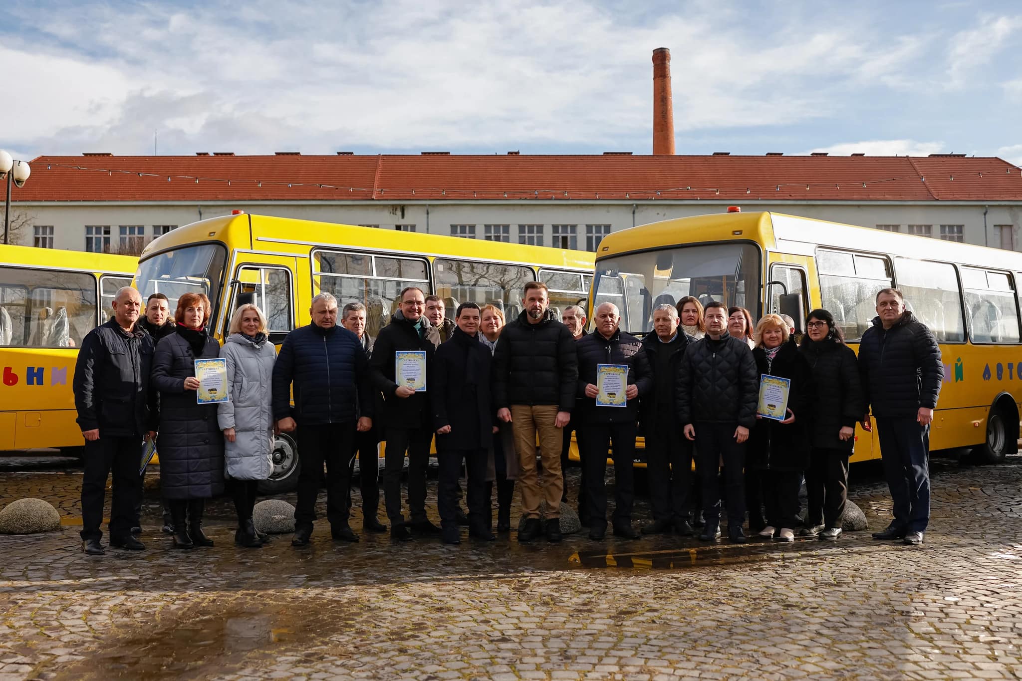 Закарпатські школи отримали нові автобуси