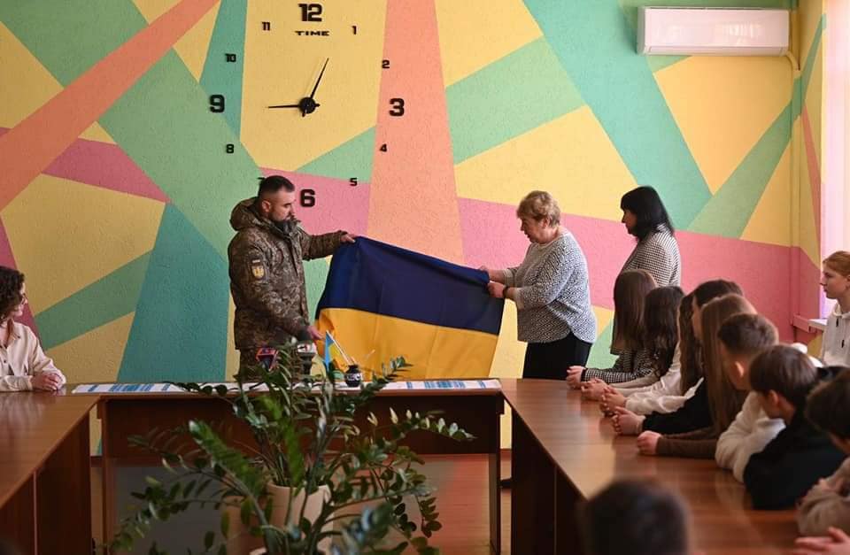 Захисники відправили закарпатським школярам прапори з передової