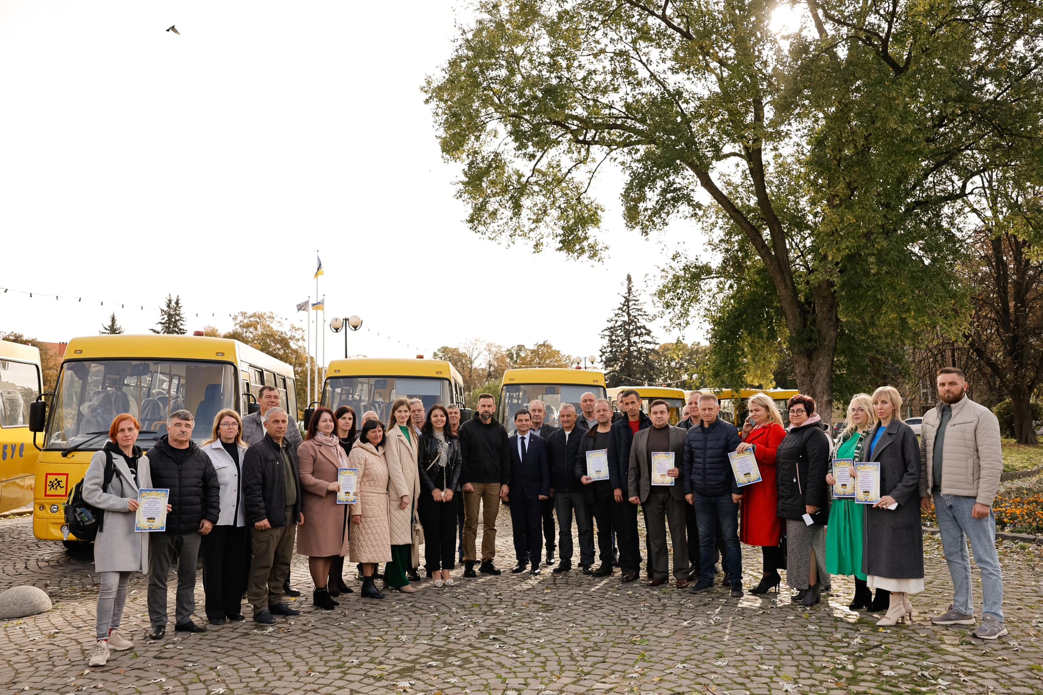 Перші особи краю вручили ключі від 10 шкільних автобусів