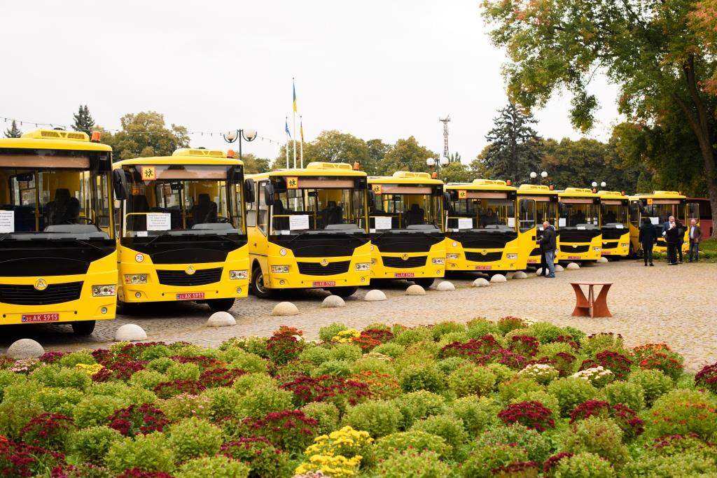 Перші особи краю вручили ключі від 12 шкільних автобусів