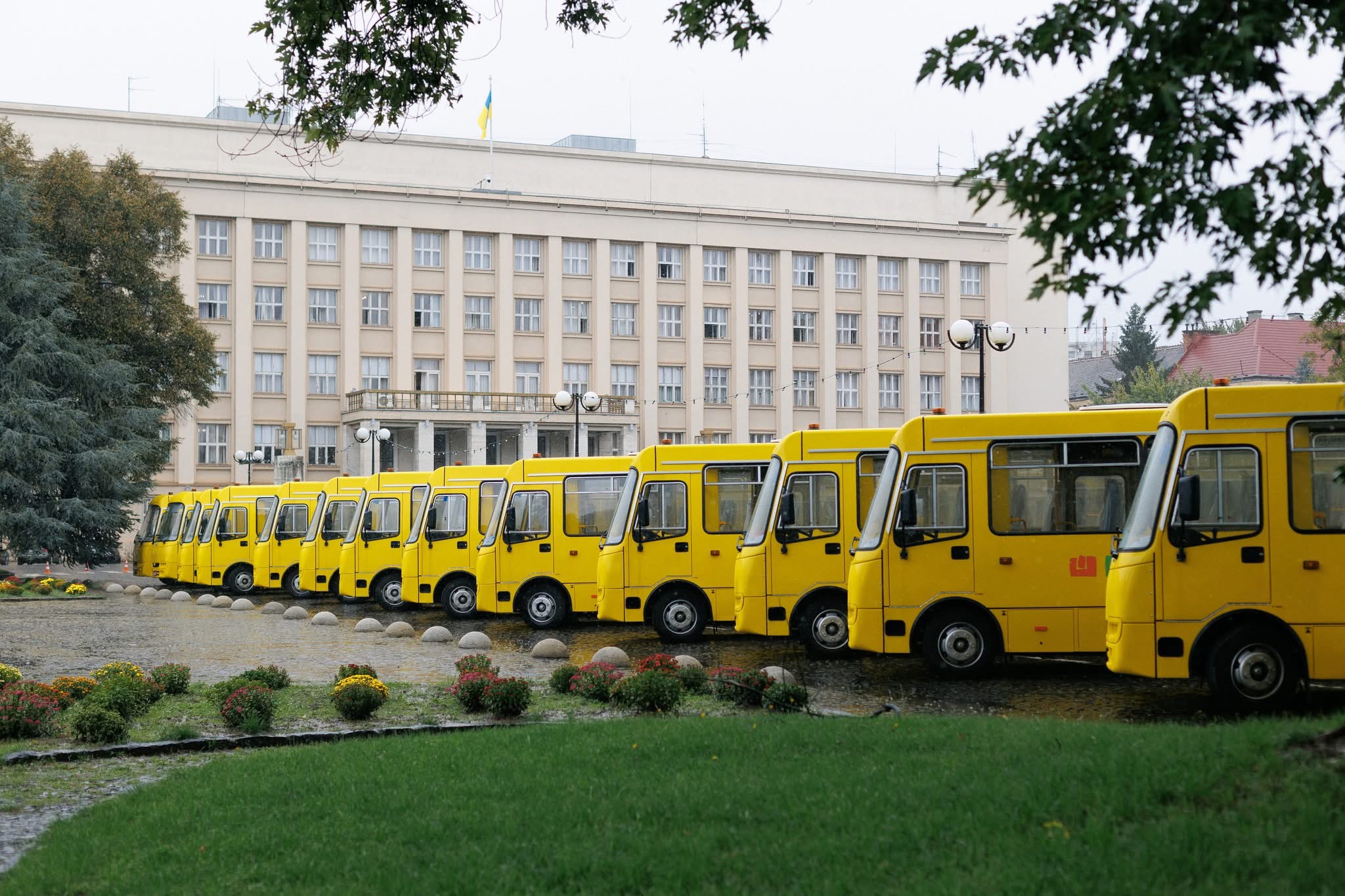 На навчання у безпеці і з комфортом: 19 громад отримали ключі від шкільних автобусів