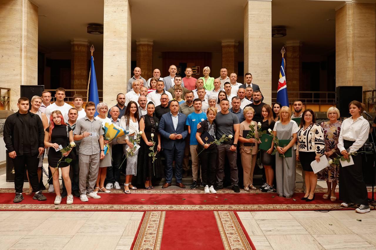 Напередодні Дня фізичної культури і спорту керівництво області привітало з професійним святом закарпатських спортсменів, тренерів, ветеранів та фахівців спортивної галузі