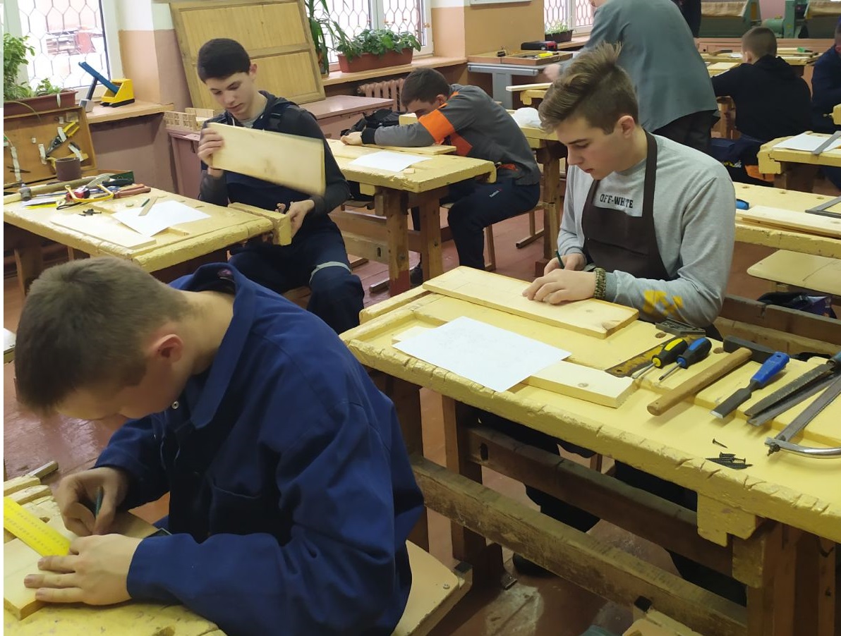 Хлопці та дівчата демонструють свою трудову майстерність