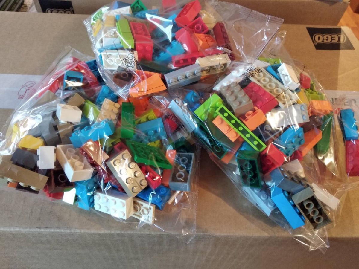 Заклади загальної середньої освіти Закарпатської області отримали ігрові набори LEGO Play Box