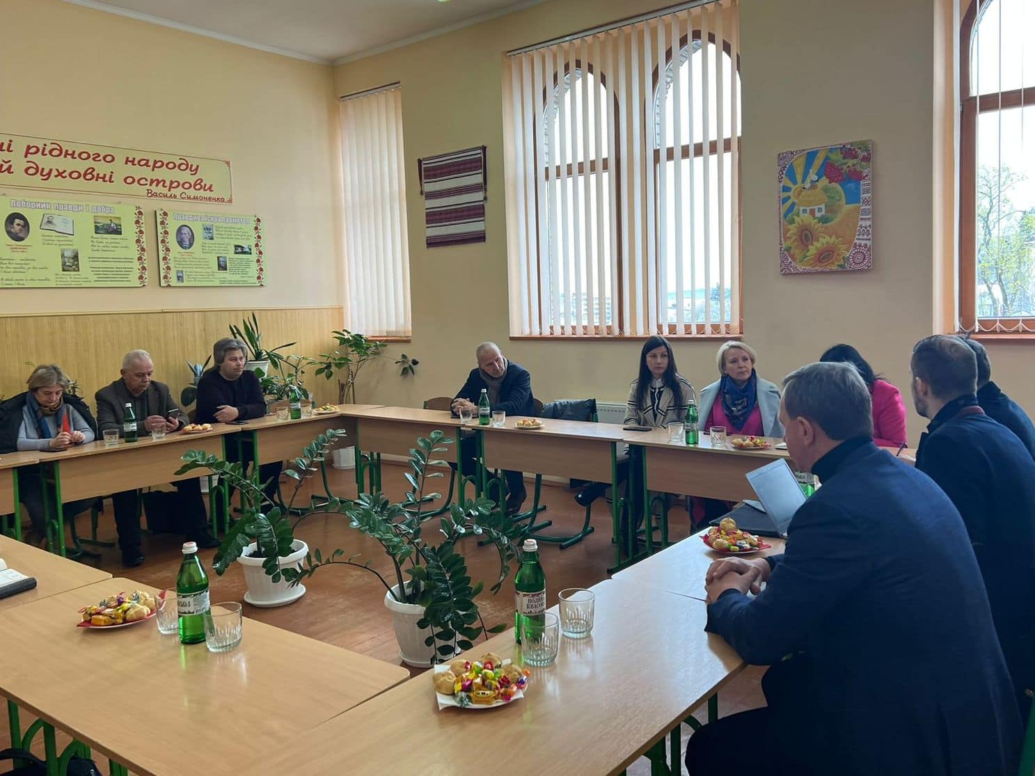 Подальший статус ужгородської школи І-ІІІ ст. №4 з поглибленим вивченням словацької мови обговорили сьогодні на зустрічі