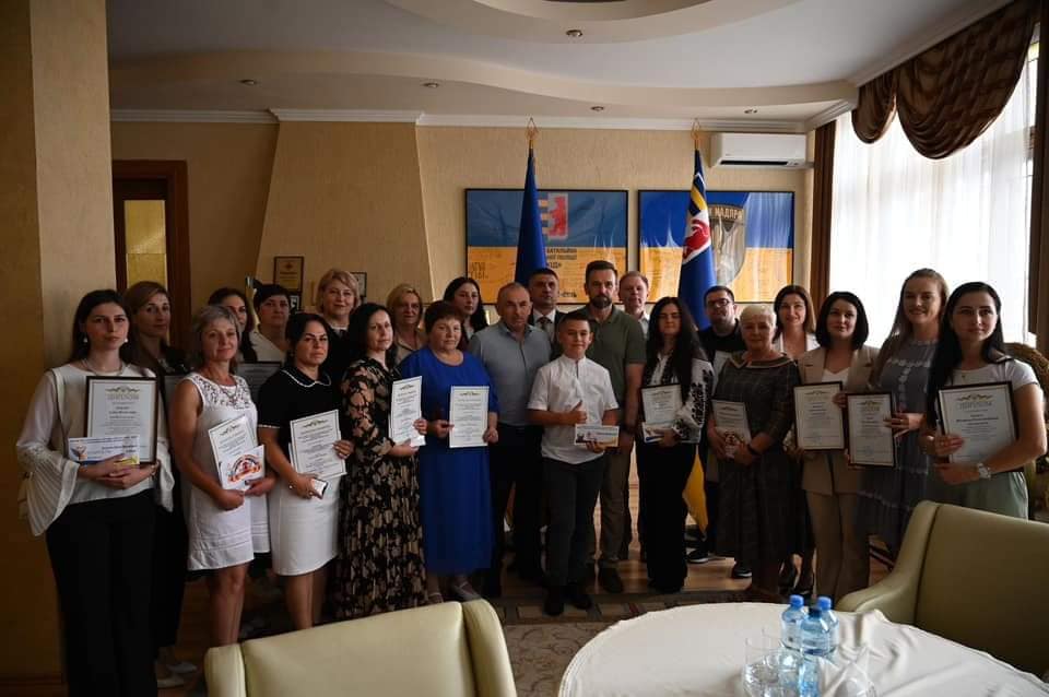 Зацікавити найбільш непосидючих, підготувати до іспитів і до життя, виховати гідних та свідомих людей – це все під силу нашим освітянам