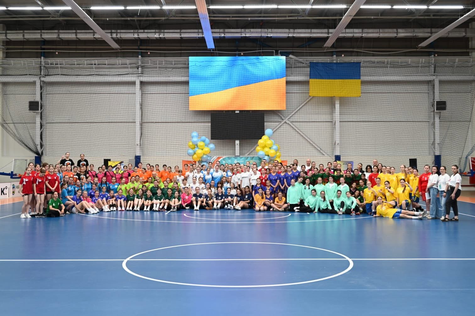 Сьогодні в Ужгороді 20 найкращих команд гандболісток з усієї країни розпочали боротьбу за головний кубок Пліч-о-пліч Всеукраїнські шкільні ліги